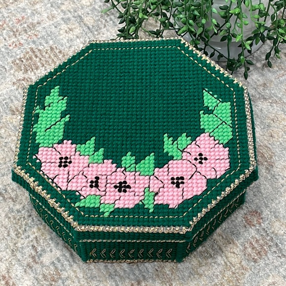Vintage Other - Needlepoint trinket box